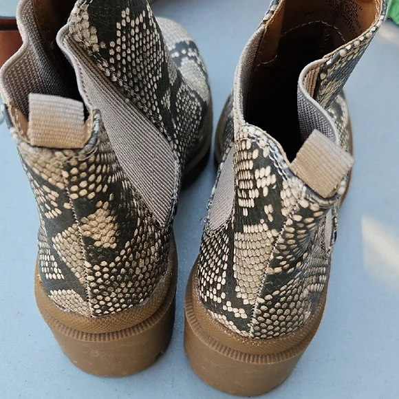 Chic Snakeskin Pattern Ankle Boots - Picture 4 of 8